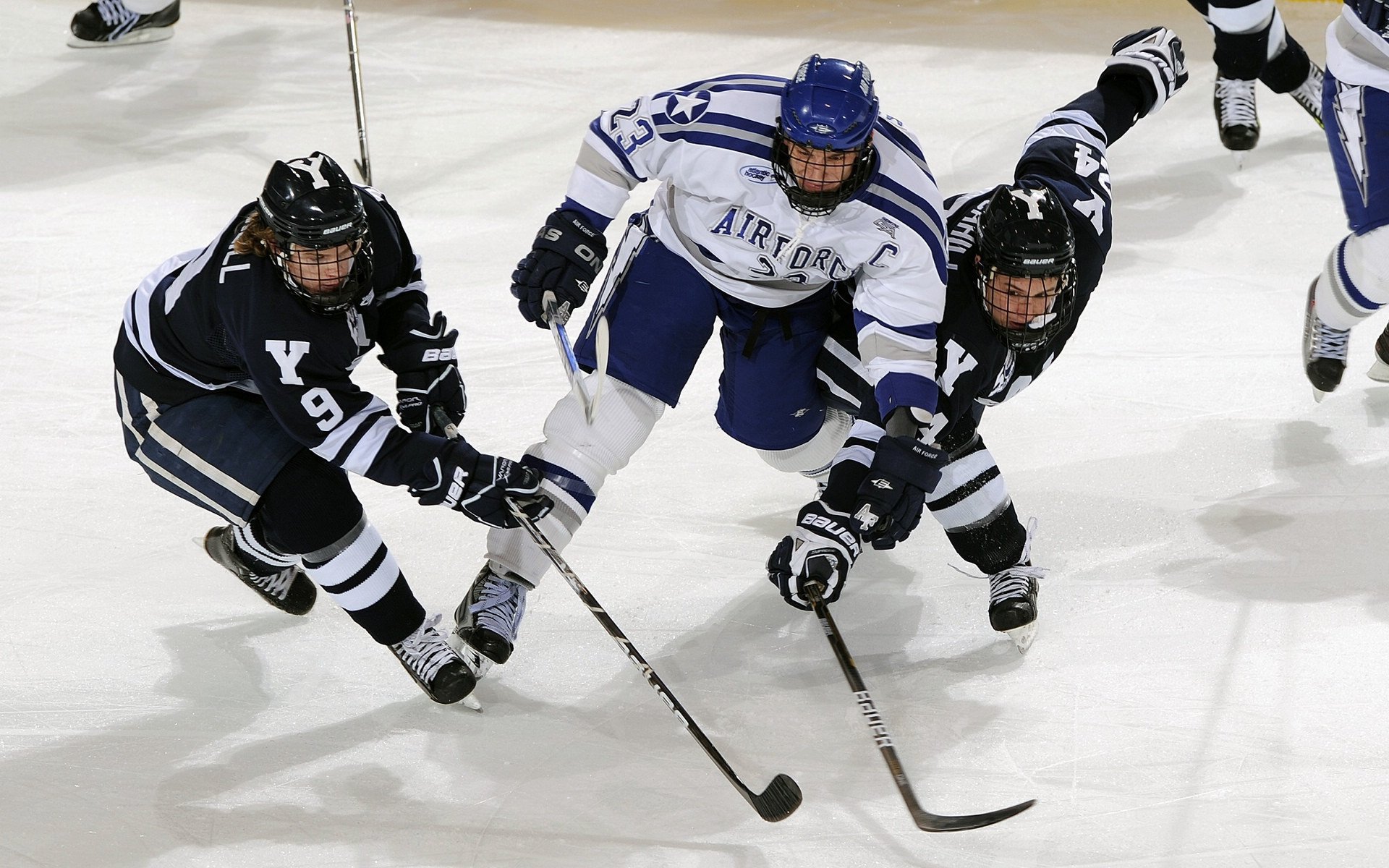 “德甲风云再起，争冠企业势如破竹”，德甲榜首大战