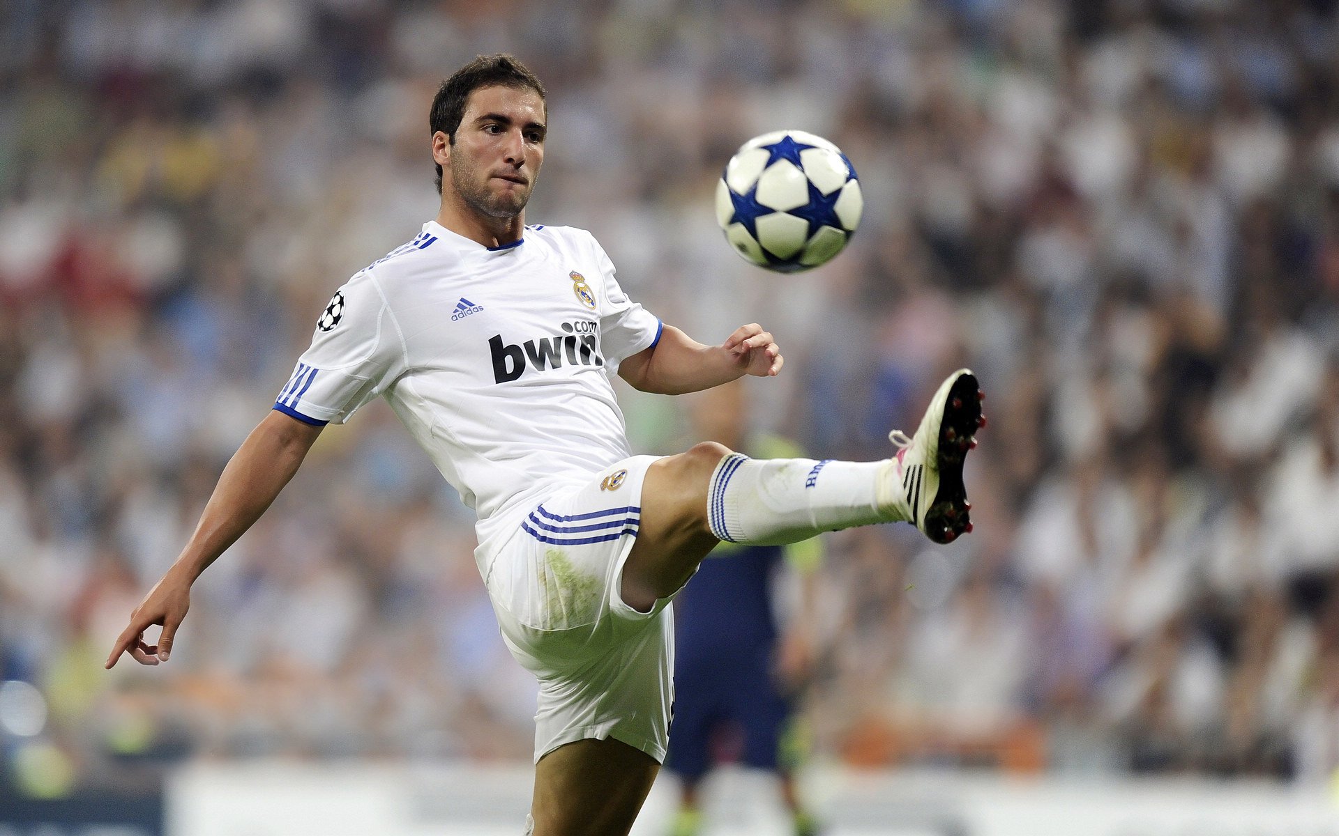 大型足球赛事线上直播粉丝数持续攀升，行业繁荣，足球直播知乎