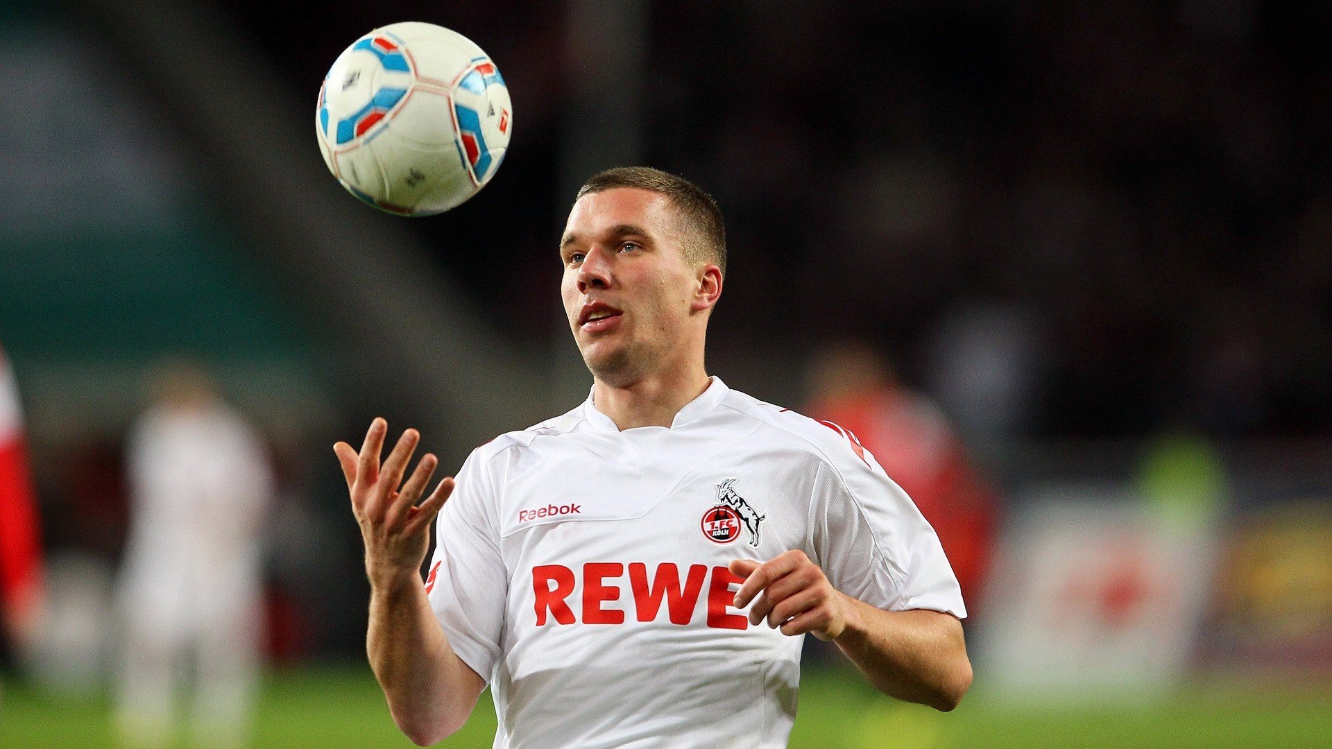 德国骑手格里高利·瓦特莱特在2024年国际马术联合会障碍赛世界巡回赛中以“Maximus”马匹获得个人第五名，展现坚韧精神。